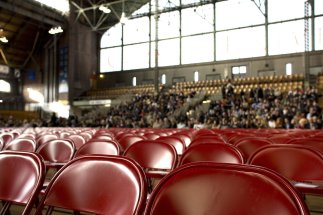 Leere Stuhlreihen in der Festhalle warten auf Besucher
