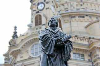 Das Martin-Luther-Denkmal mit der Dresdner Frauenkirche im Hintergrund